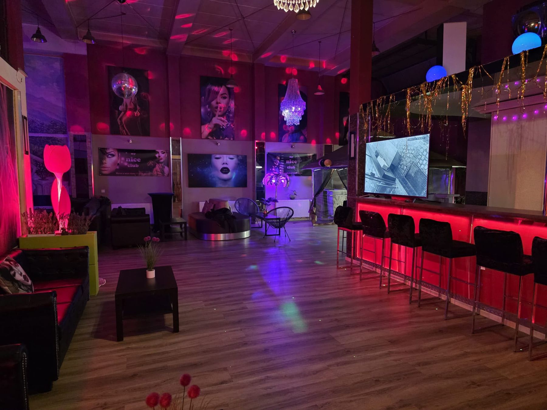 Disco Hall mit Tanzfläche und Bartresen
