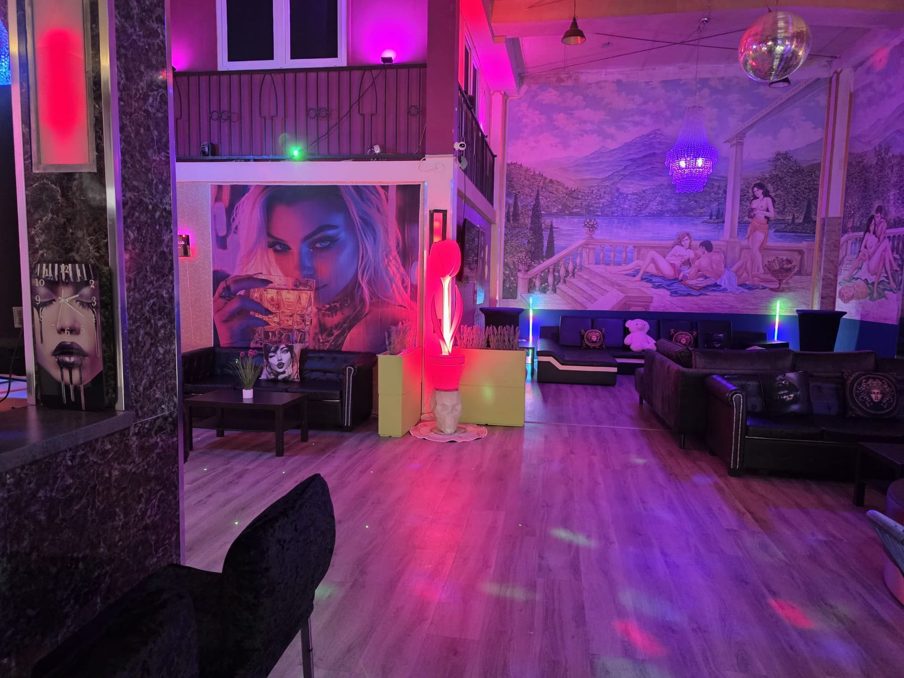 Tanzfläche mit Sitzgruppen und Bar im Hintergrund