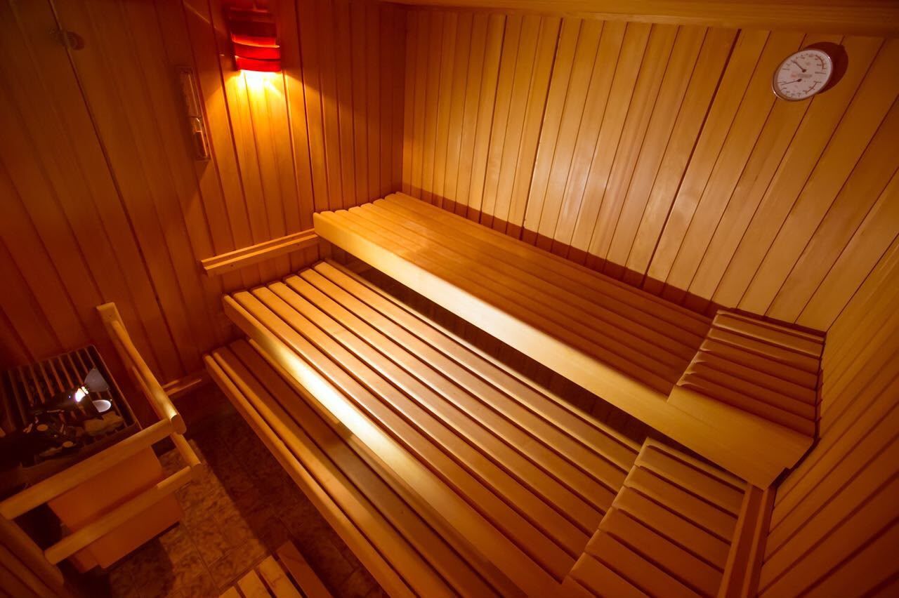 Sauna mit Holzbänken
