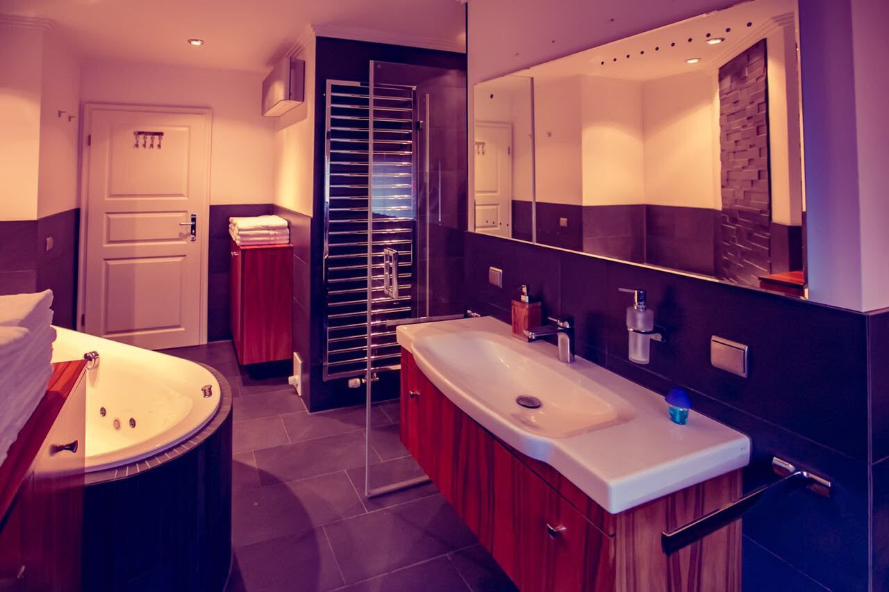 Badezimmer mit Whirlpool und Doppelwaschtisch