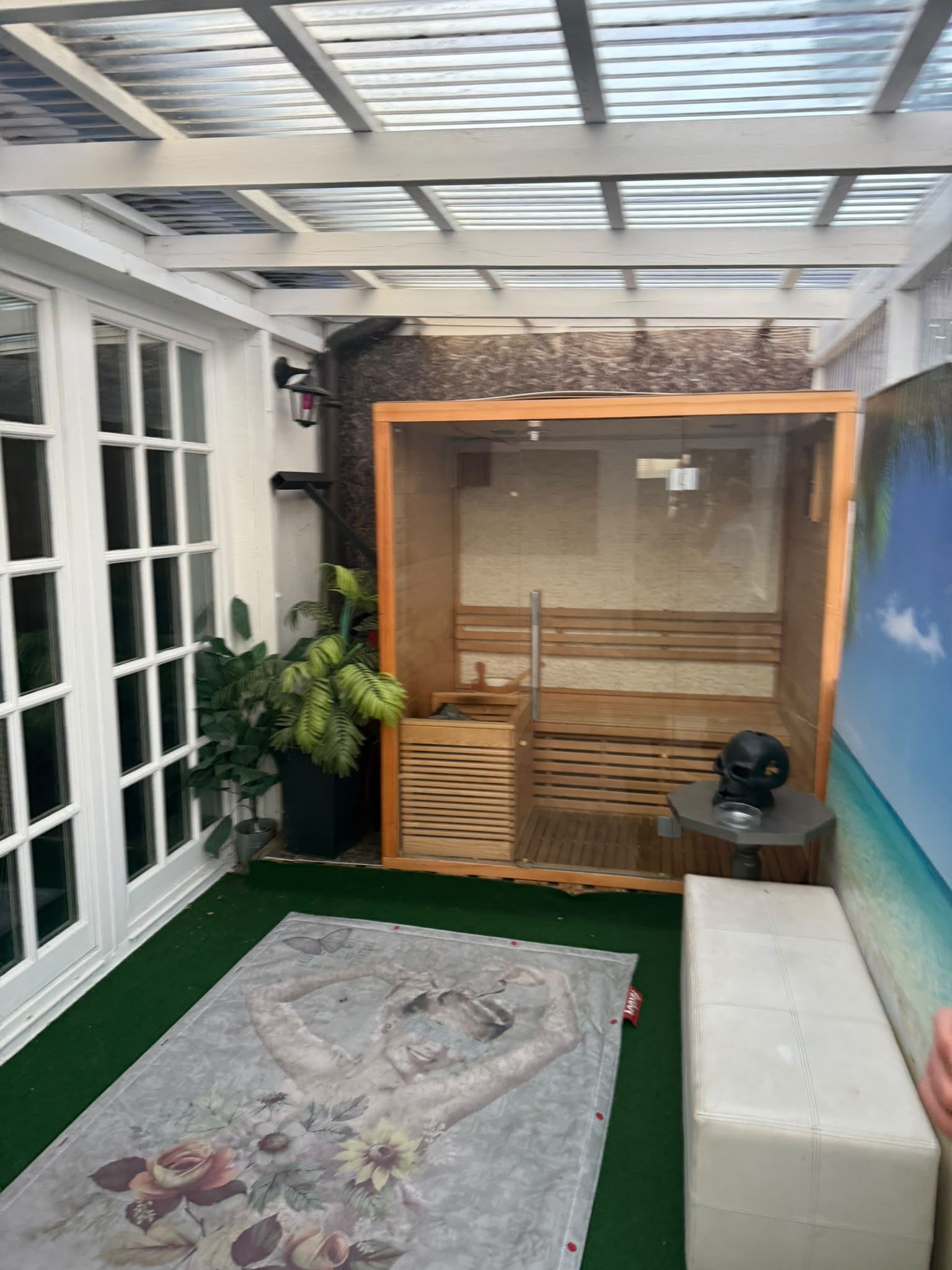 Wintergarten mit Glasdach, Sauna und Pflanzen