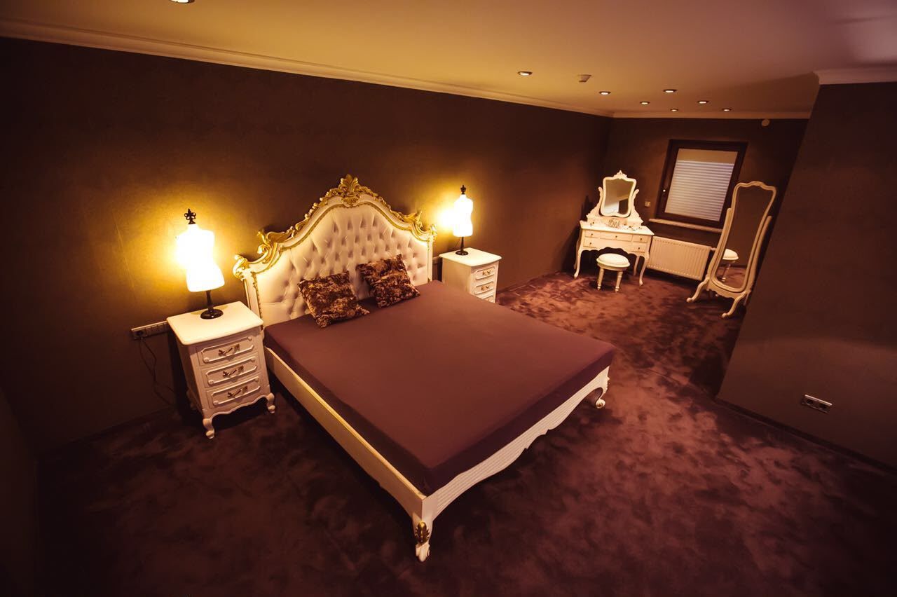 Möbliertes Zimmer mit Doppelbett und warmem Licht