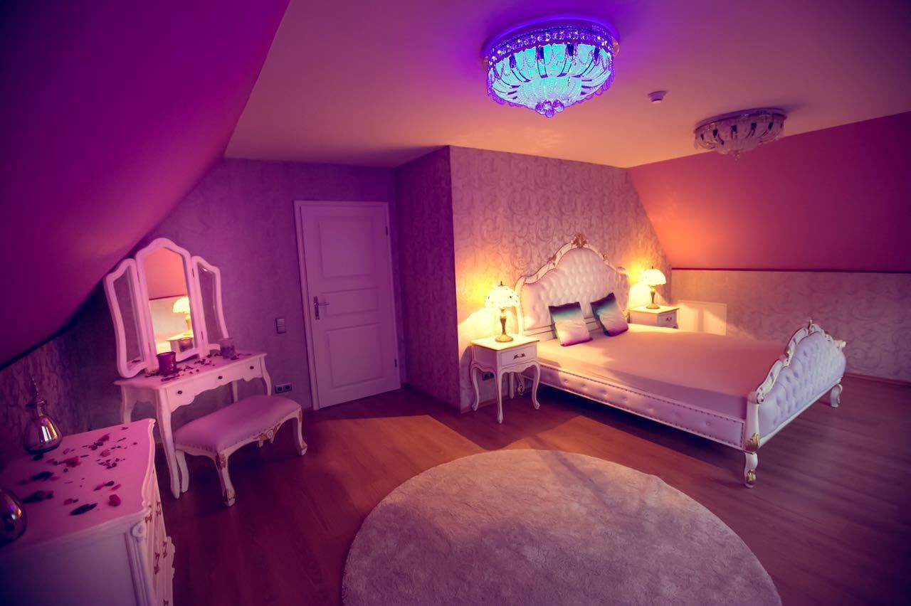 Zimmer mit Doppelbett und weißem Schminktisch