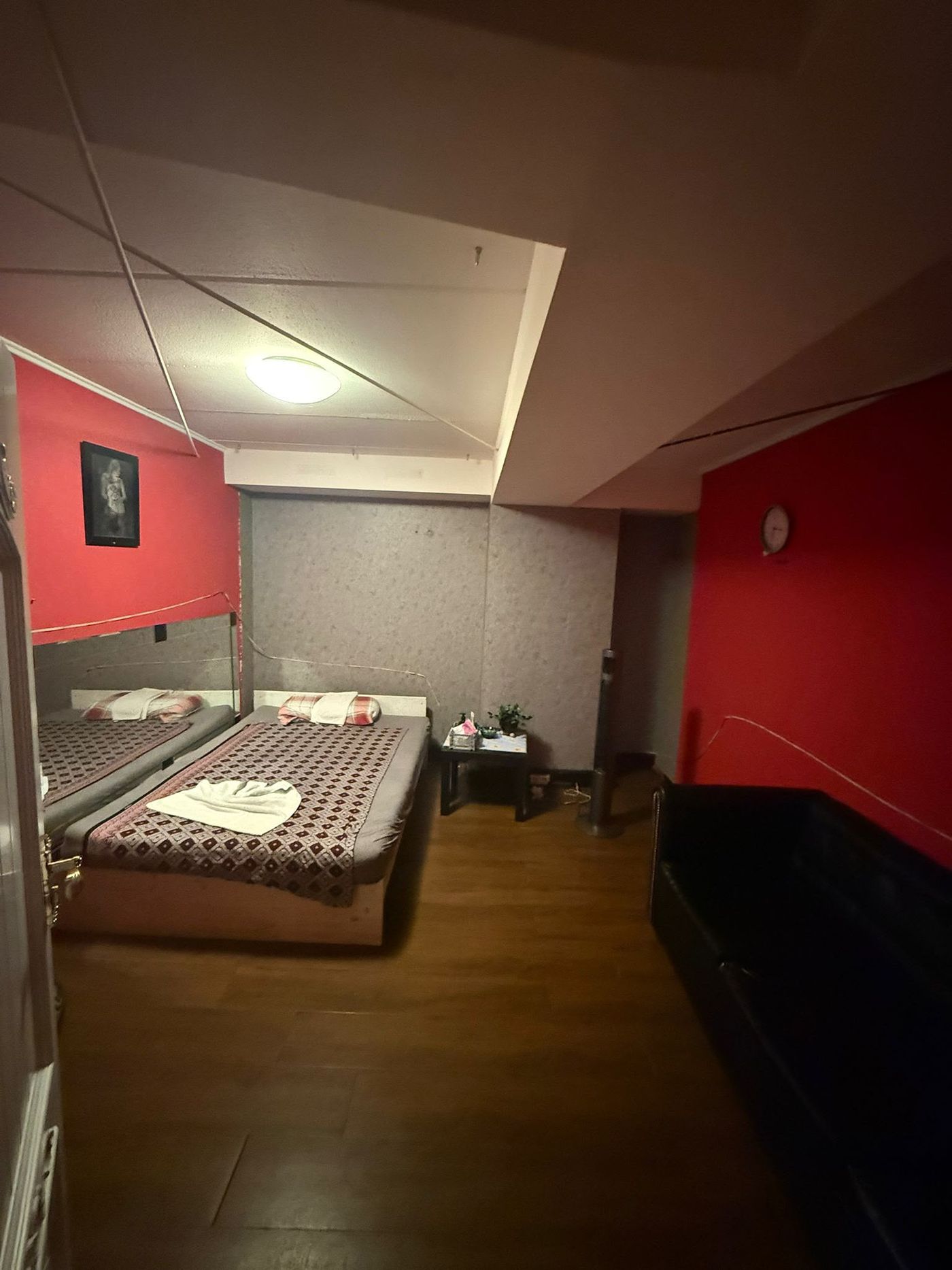 Zimmer mit frisch bezogenem Bett