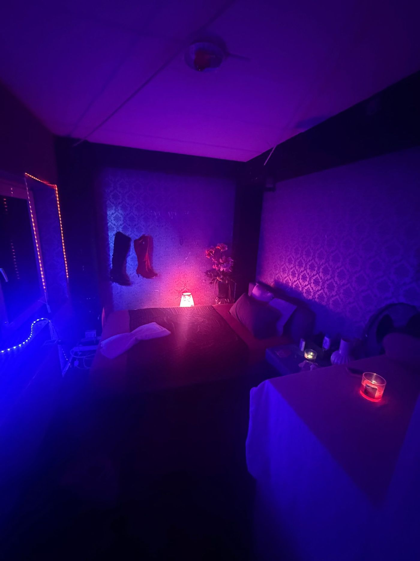 Zimmer mit gedimmtem Licht und Sitzgelegenheit