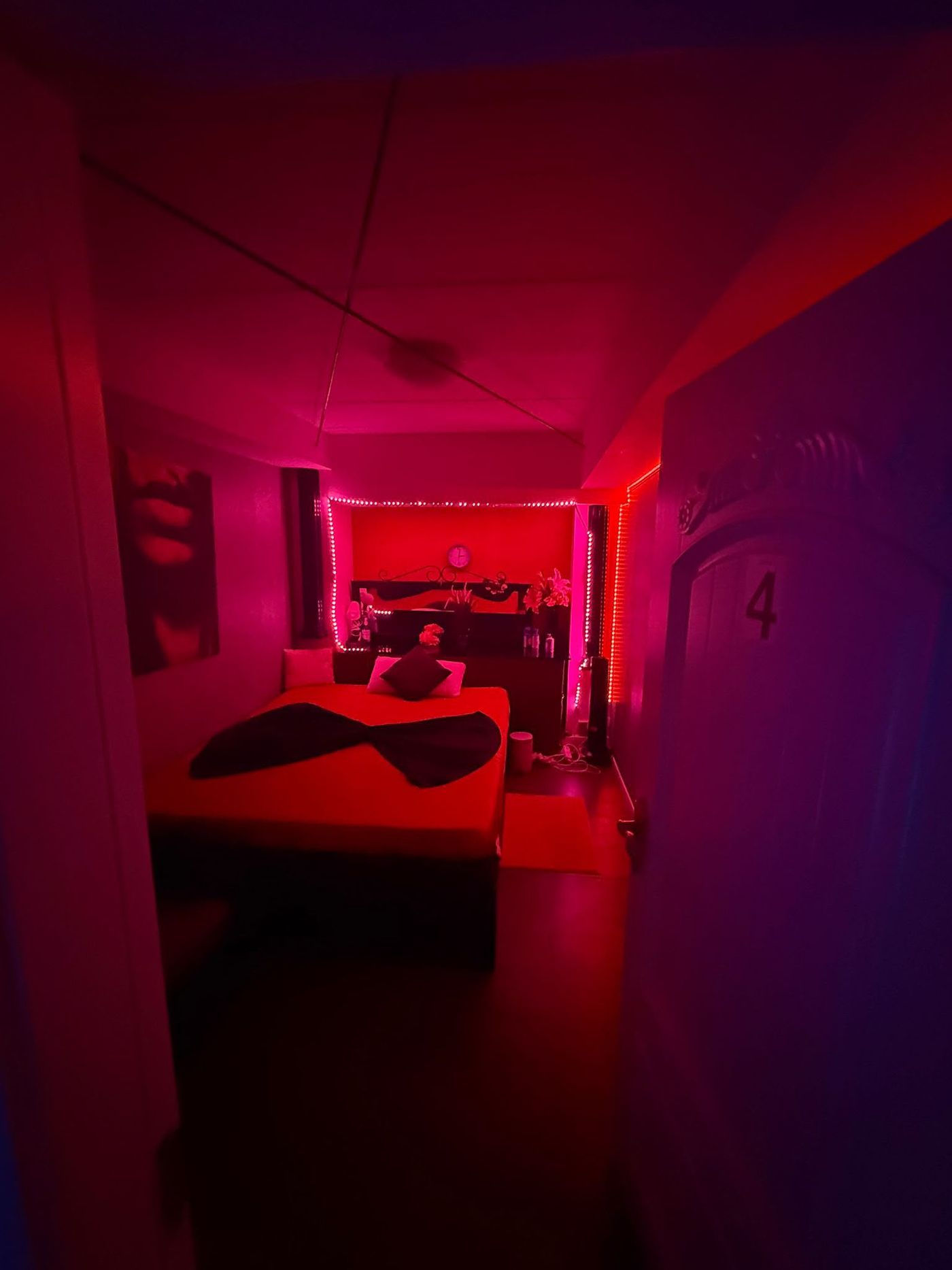Zimmer mit Doppelbett in rotem Licht