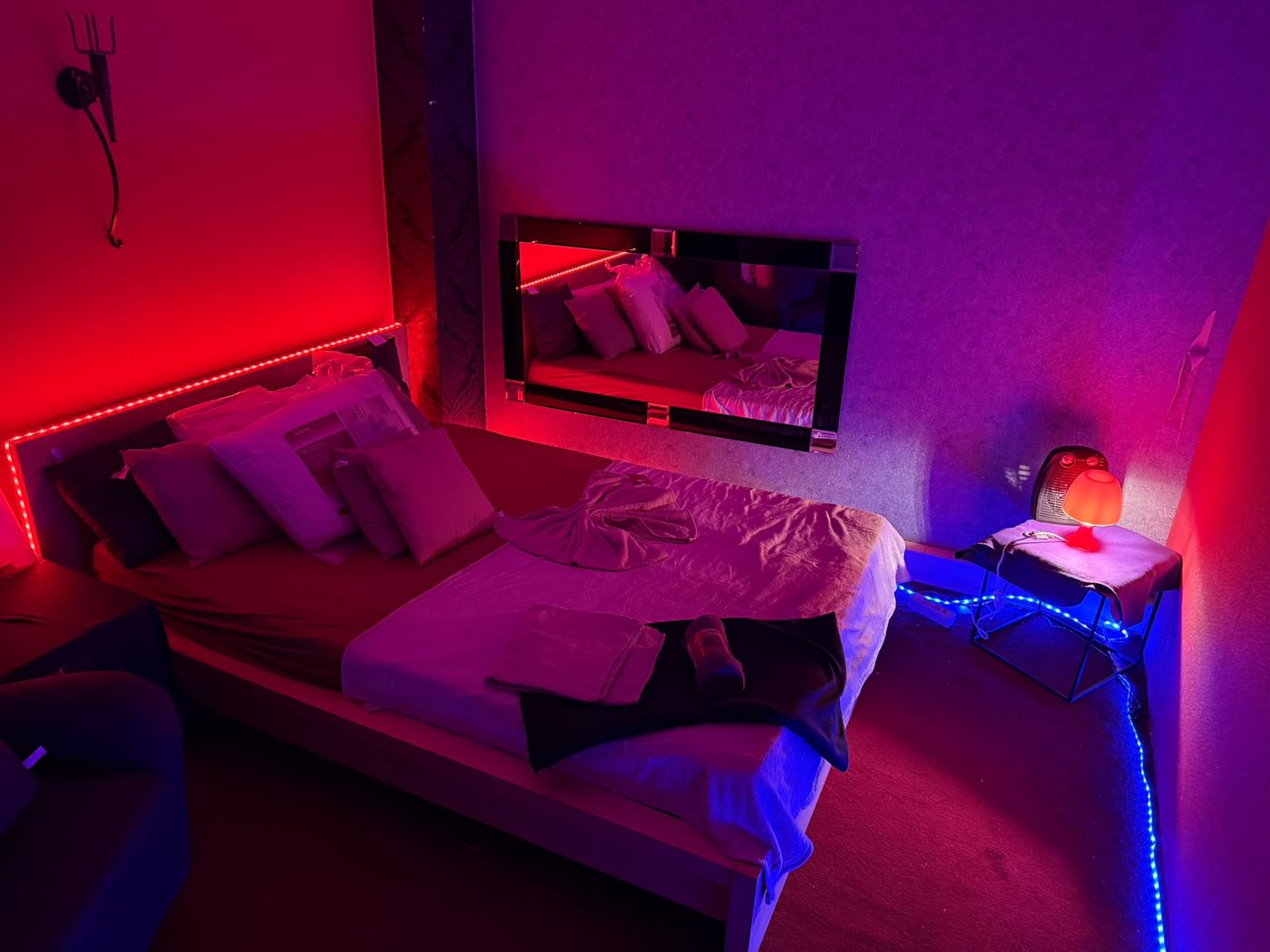 Zimmer mit Bett, Sitzecke und Fernseher