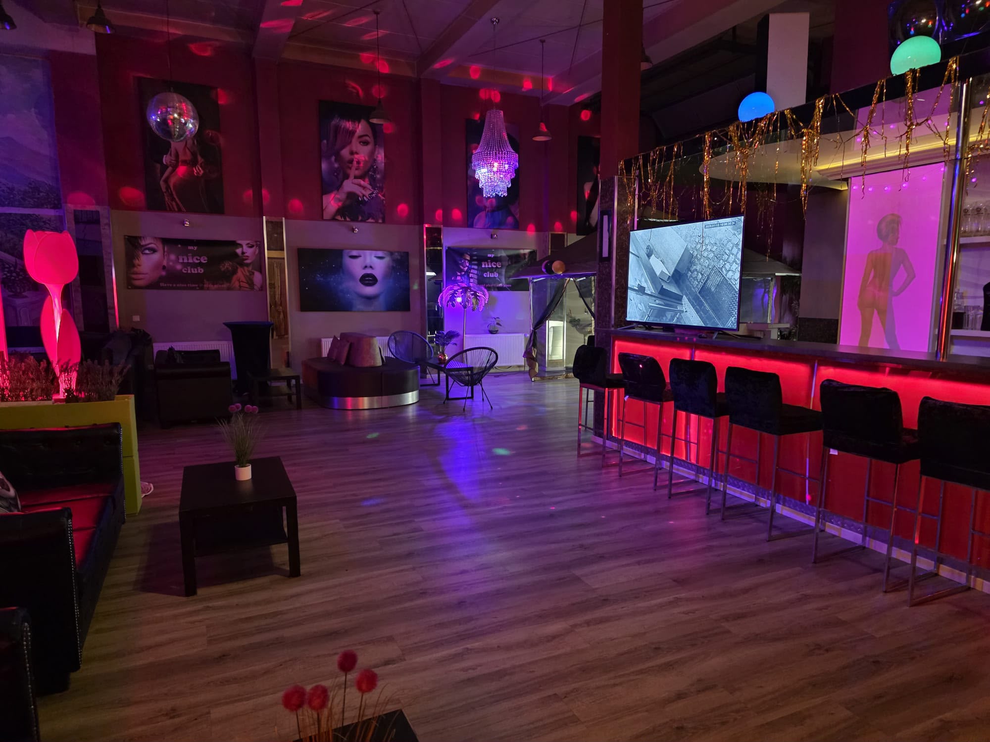Lounge und Bar des Royal Love Club in pinker Lichtstimmung