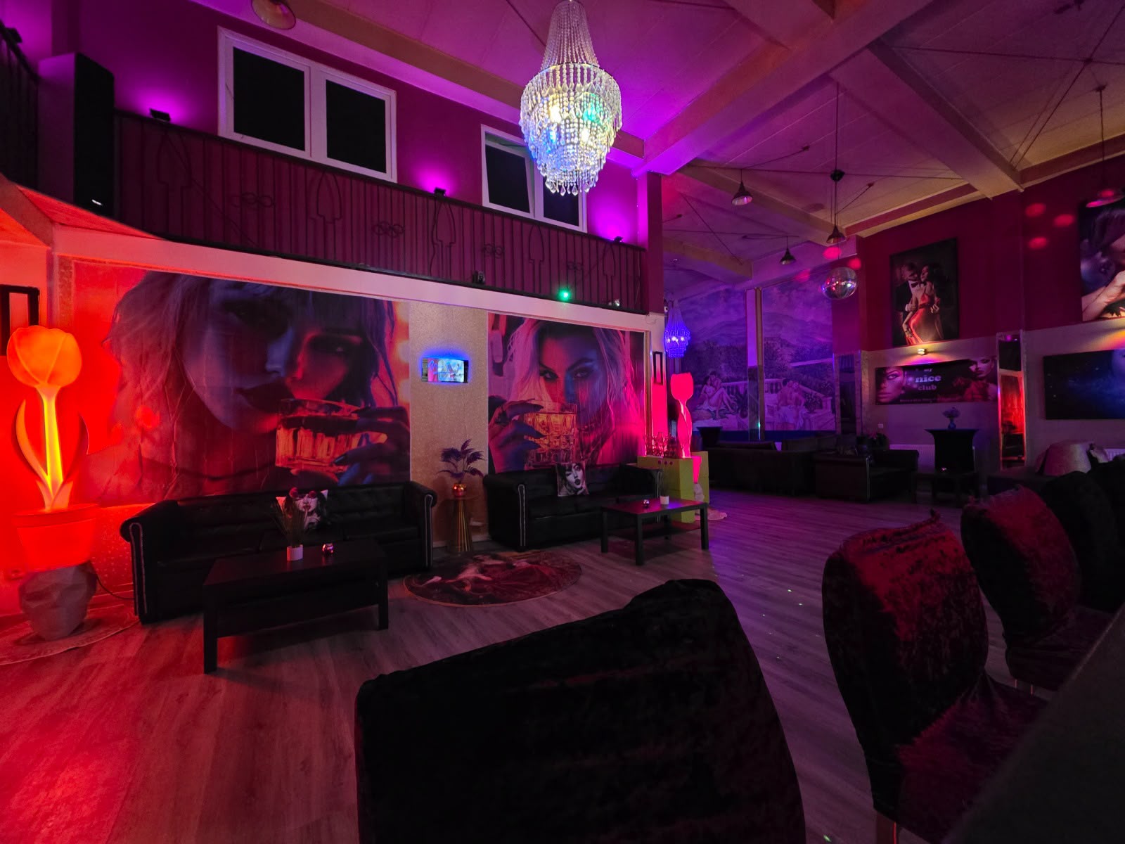 Großzügiger Lounge-Bereich des Royal Love Club